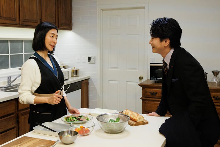 木村多江、萩原聖人「厨房のありす」第6話より(C)日本テレビ