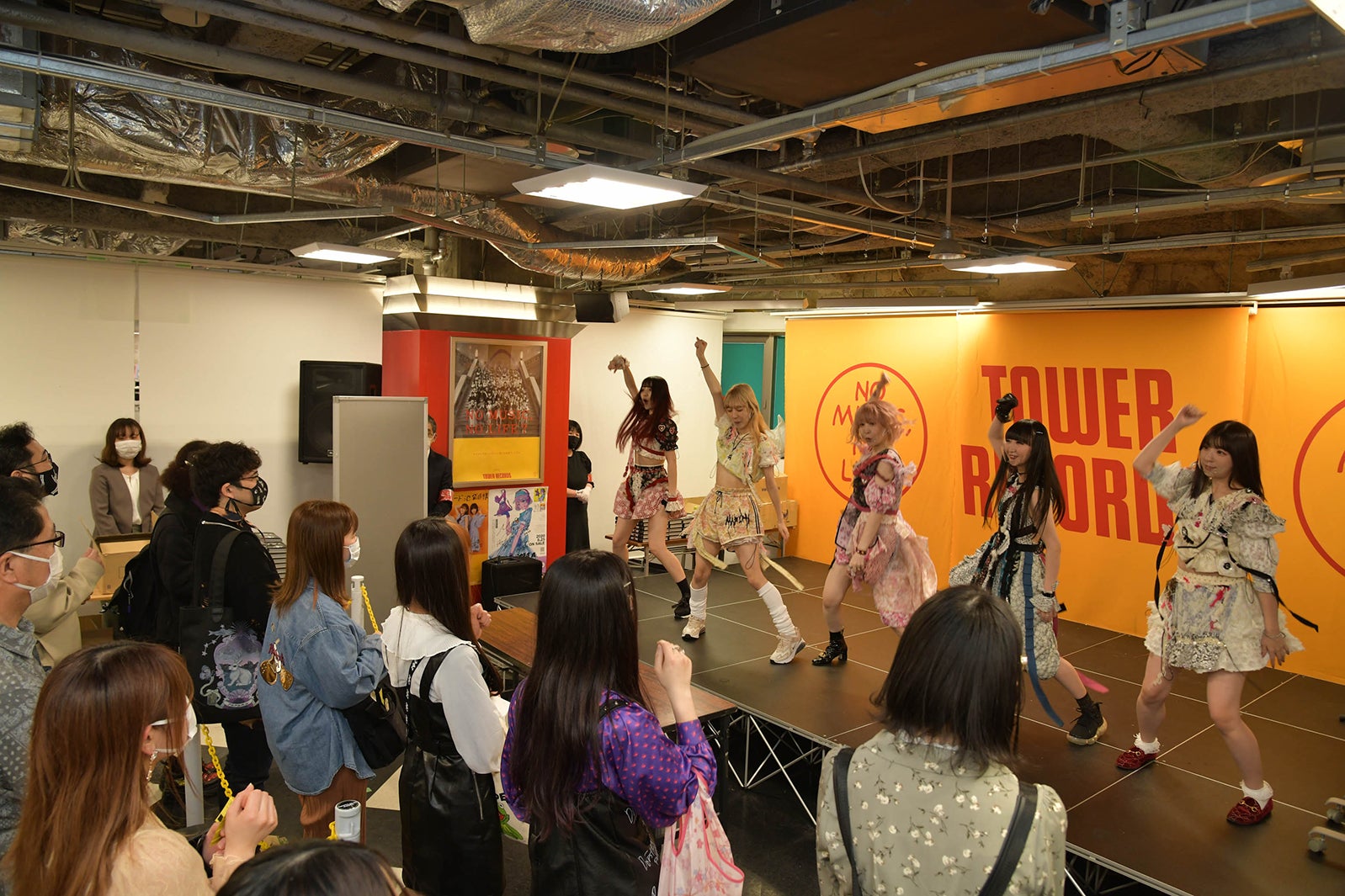 「ZOC BIBLE（ゾックバイブル）」の発売記念サイン本お渡し会の様子