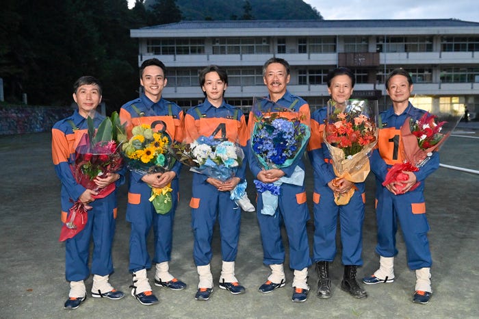 (左から)梶原善、満島真之介、中村倫也、生瀬勝久、橋本じゅん、福田転球(C)テレビ朝日