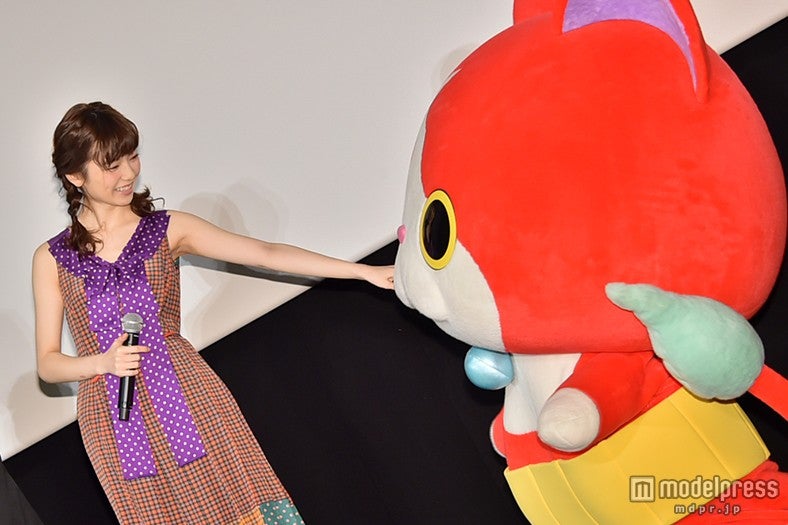 ジバニャンと仲良くじゃれ合う島崎遥香