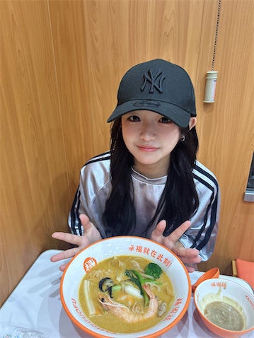 14歳JCインフルエンサー・なな、ラフ私服姿で麻辣湯をパクリ「顔小さすぎ」「天使」