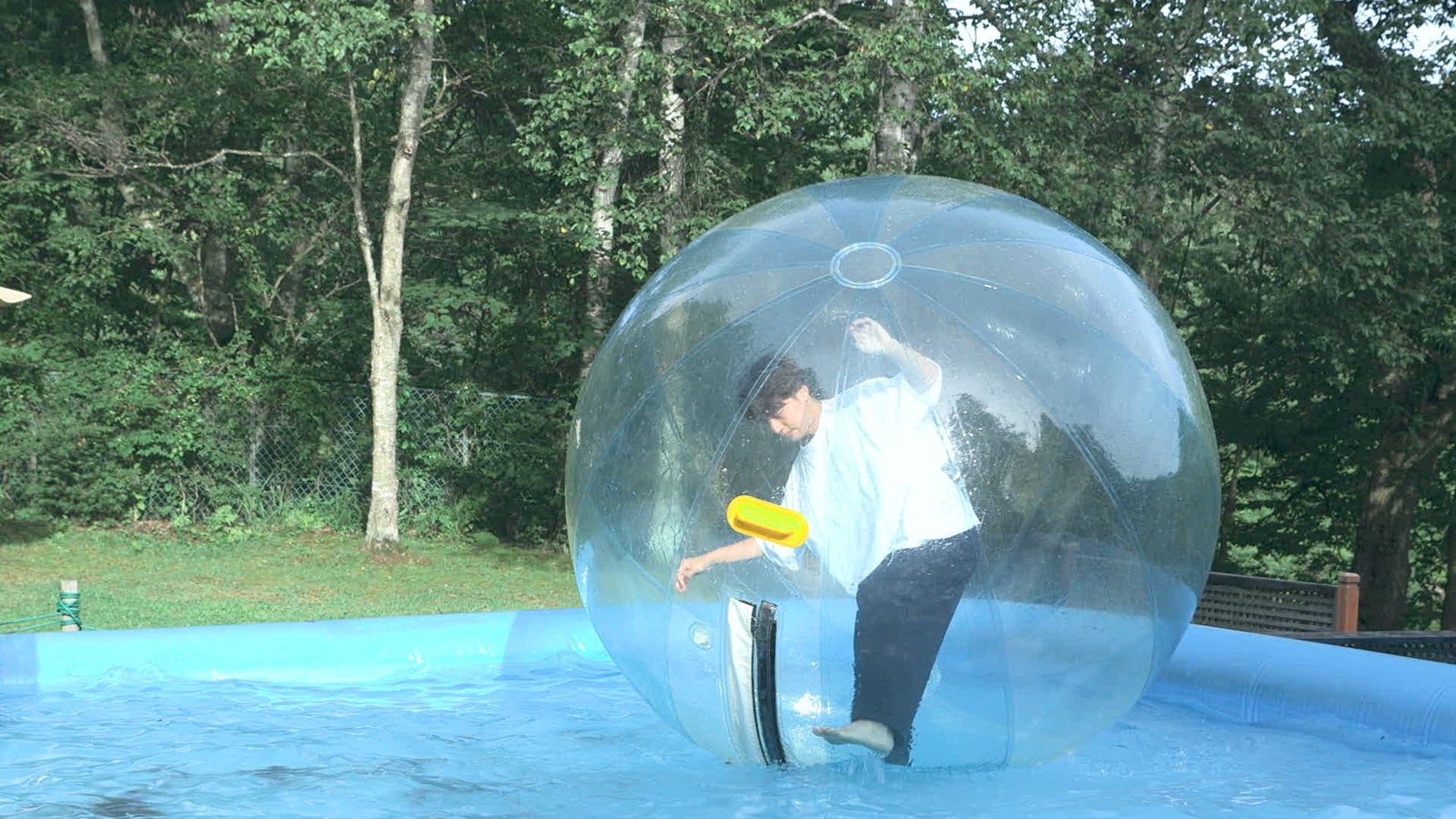 バルーンを楽しむ聡太「TERRACE HOUSE OPENING NEW DOORS」37th WEEK（C）フジテレビ／イースト・エンタテインメント