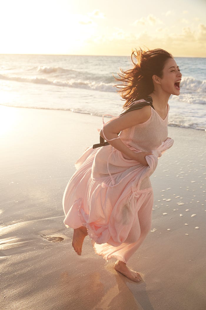 石原さとみ/写真集「encourage」より(画像提供:宝島社)