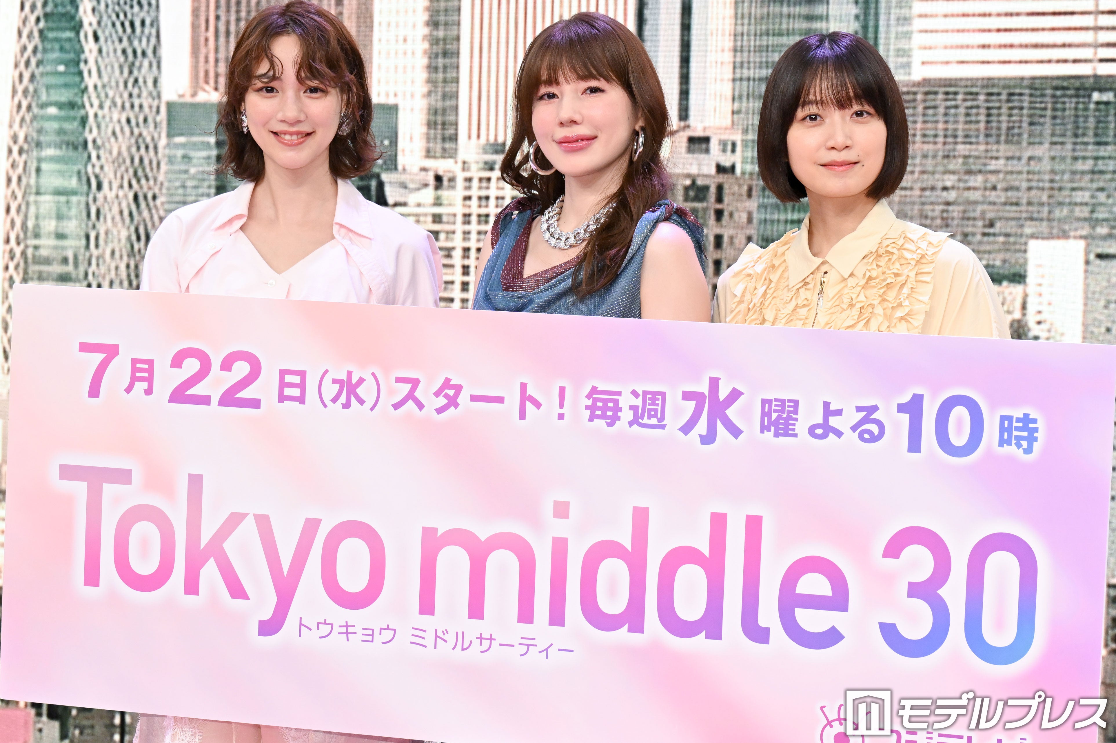 （左から）のん、仲里依紗、深川麻衣（C）モデルプレス