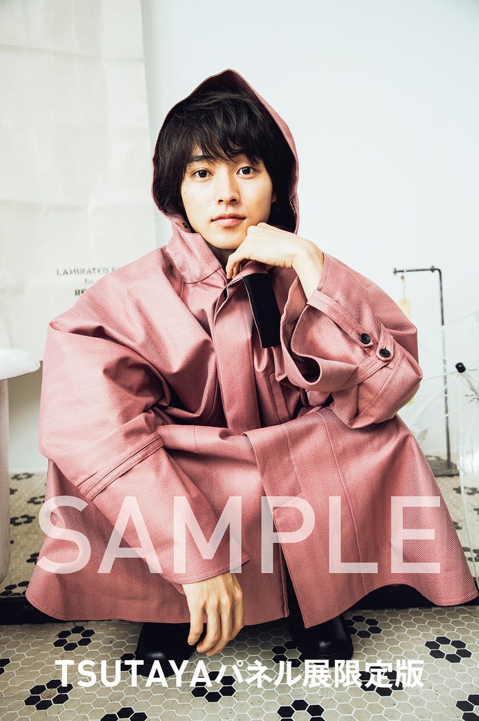 『山崎賢人2020年カレンダー』TSUTAYAパネル展限定版/(C)KADOKAWA