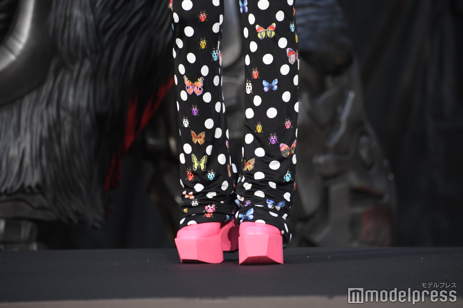 仲里依紗、ピンクの厚底ヒールが可愛らしい（C）モデルプレス