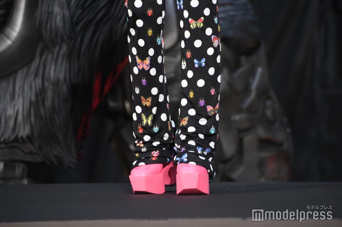 仲里依紗、ピンクの厚底ヒールが可愛らしい(C)モデルプレス