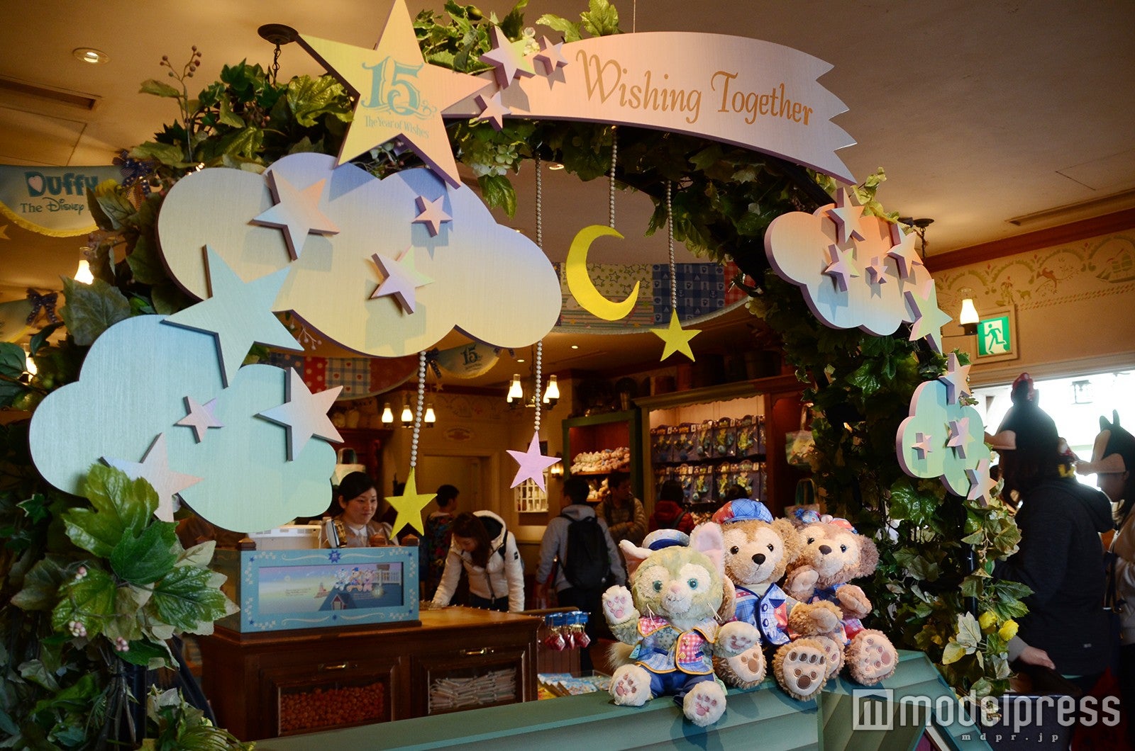 夜空に願いをかけるシーン（C）モデルプレス