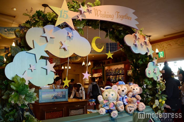 夜空に願いをかけるシーン(C)モデルプレス