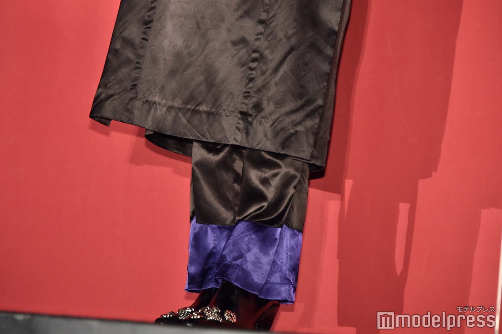 チャイナ風衣装に綺羅びやかなパンプス／平手友梨奈の足元（C）モデルプレス