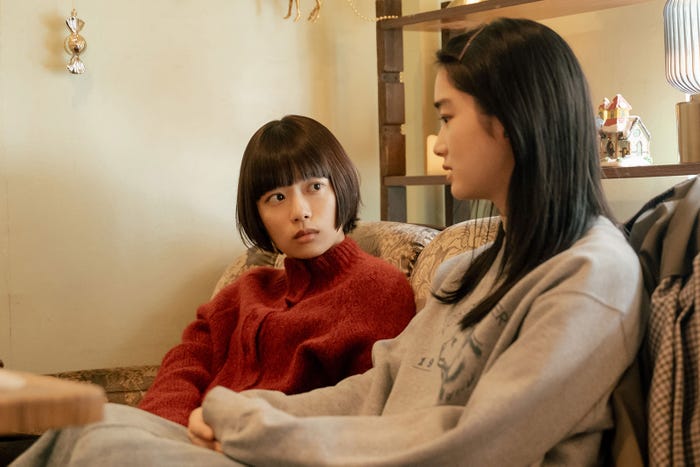 杉咲花、野内まる「冬のなんかさ、春のなんかね」第2話(C)日本テレビ