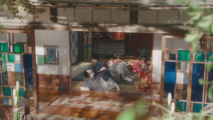 ウルフ・アロン、吉沢亮/「お正月を写そう 2022 チェキ・エモい写真」篇より(提供写真)