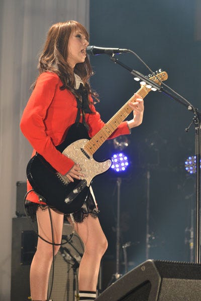 ボーカル・ギター担当のHARUNA