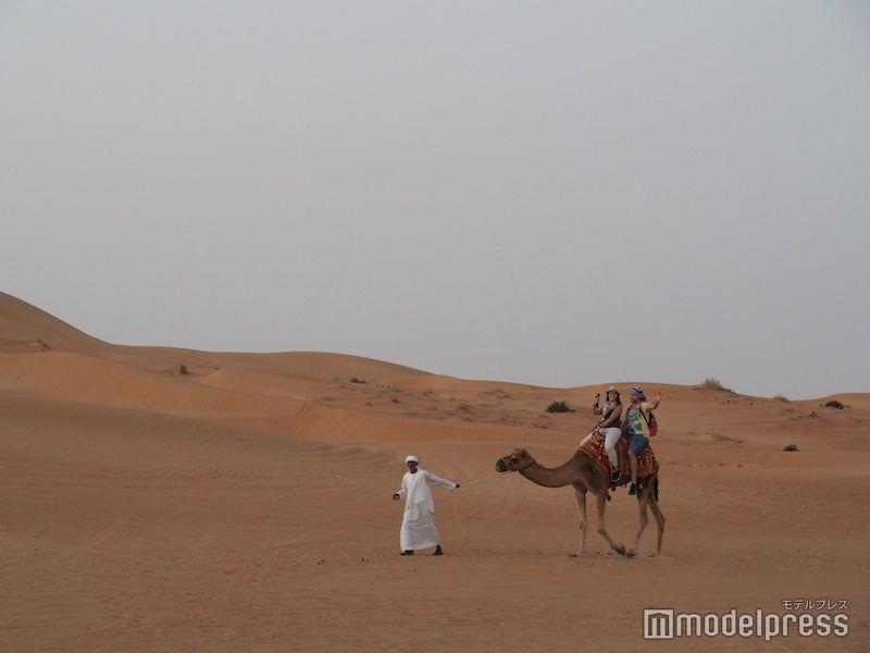 ラクダに乗って砂漠の散歩を楽しめる（C）モデルプレス