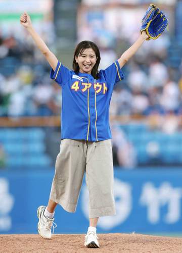 黒島結菜 思い出の神宮で「97点」のノーバン投球披露「スッキリした気持ちでいっぱい」 初の始球式で大感激「夢のよう」