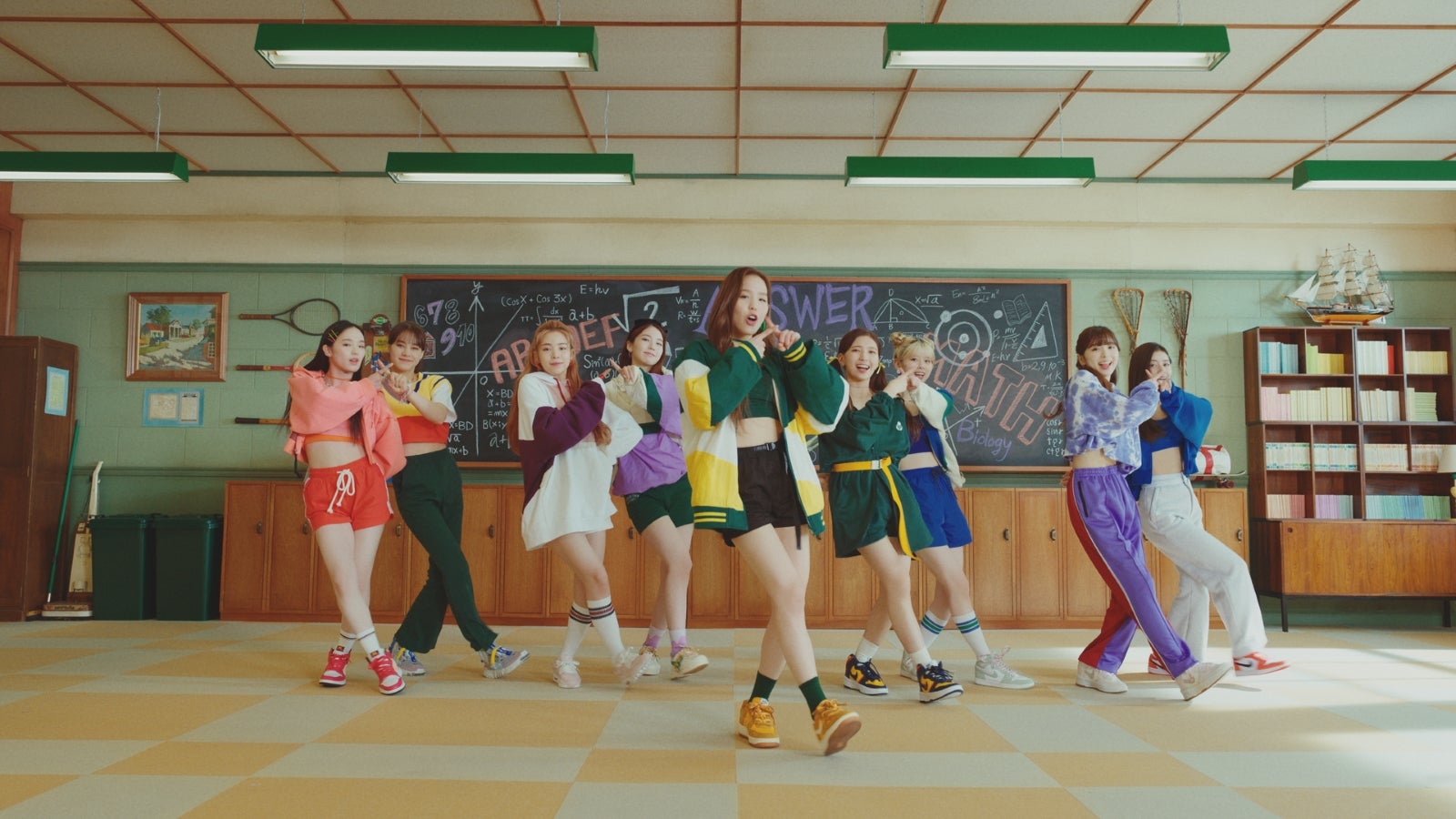 NiziU／新TVCM「いよいよスマホデビュー」篇より（提供写真）