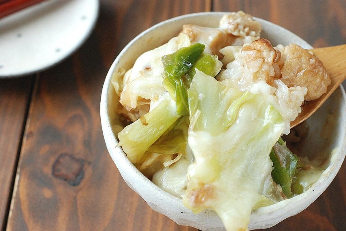 うま煮チーズ丼をスプーンですくっているクローズアップ
