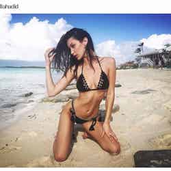 ベラ・ハディッドの完璧ビキニボディに釘付け 豪華美女メンバーとバハマでバカンス