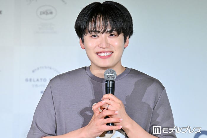 左手薬指に指輪を光らせた池田直人(C)モデルプレス