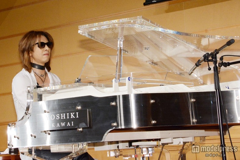 ピアノ生演奏で「Forever Love」を披露するYOSHIKI
