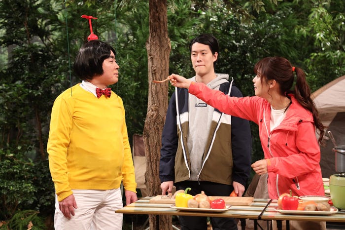 松尾駿、粗品、鷲見玲奈(C)フジテレビ