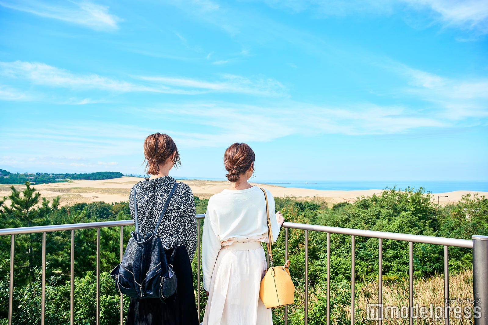 館内の展望広場からは鳥取砂丘が一望できます。砂丘から吹く風が気持ちいい（C）モデルプレス