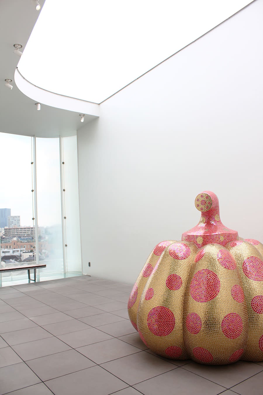 草間彌生美術館 大型のかぼちゃのオブジェ