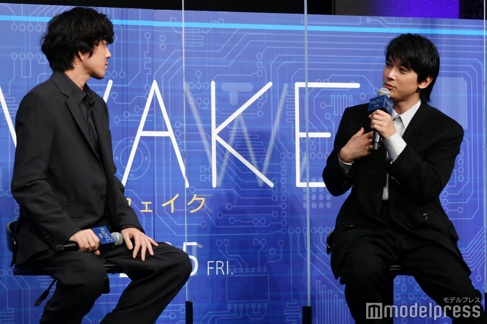 若葉竜也（左）の追求を受ける吉沢亮（C）モデルプレス