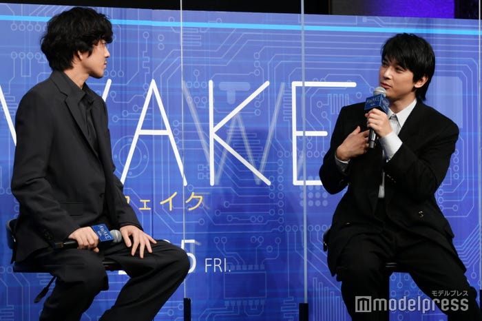 若葉竜也(左)の追求を受ける吉沢亮(C)モデルプレス