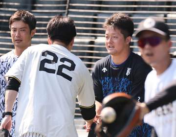 でかっ！阪神・藤川監督が見上げながらグータッチ 身長203センチのDeNAレイノルズが球宴出場のあいさつ→角度のある投球も納得の身長差