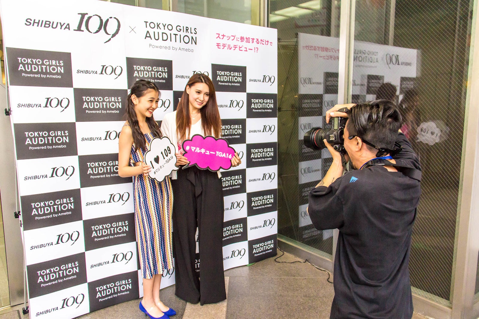 涼海花音（左）、スナップ参加者