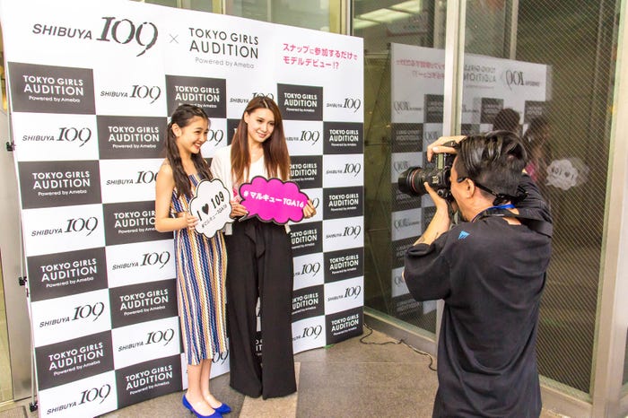 涼海花音(左)、スナップ参加者