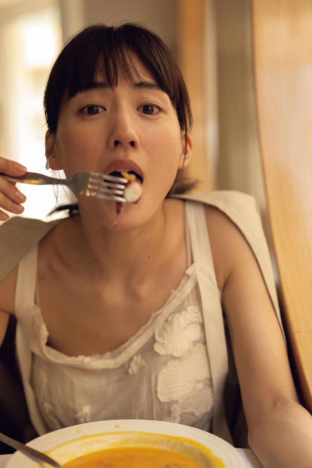 綾瀬はるか 白ワンピで美背中披露 妖精のような姿にスタッフ涙 モデルプレス