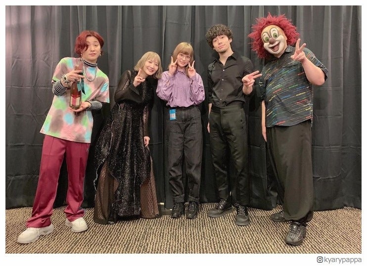 きゃりー、セカオワ4人との写真公開で反響 「久しぶり」ライブ参戦
