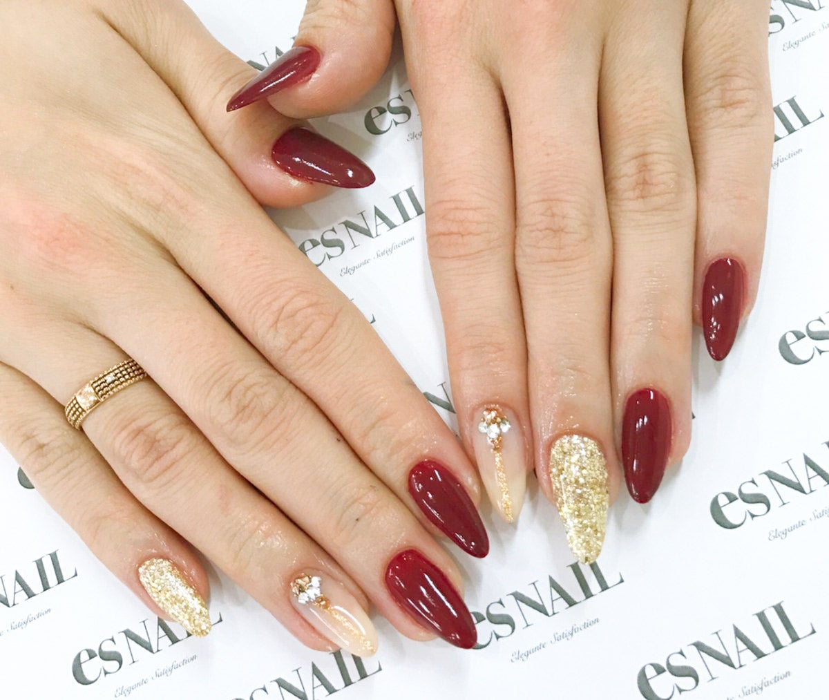 ボルドー×ゴールドは相性抜群／画像提供：esNAIL