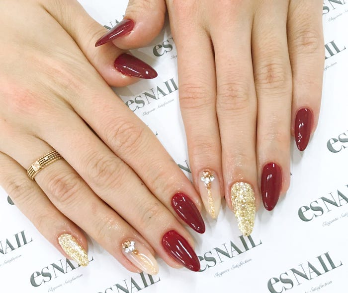 ボルドー×ゴールドは相性抜群/画像提供:esNAIL