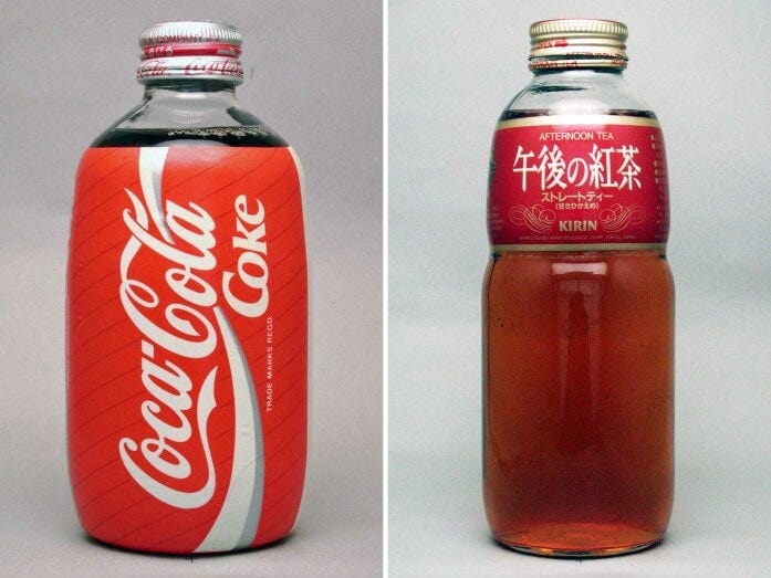 左からコカ・コーラ300mlシングルサービスボトルとキリン午後の紅茶600g瓶
