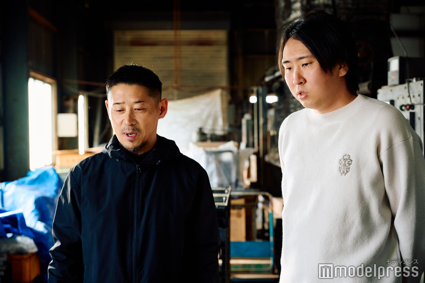 職人の説明を真剣に聞くカネコ(C)モデルプレス