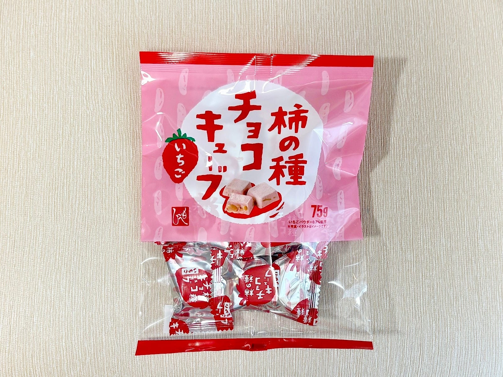 「柿の種チョコキューブ いちご」298円（税込）