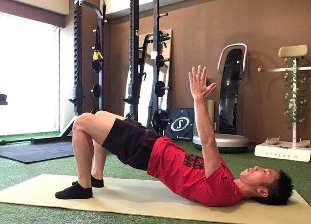 お尻に力が入るところまで持ち上げましょう!