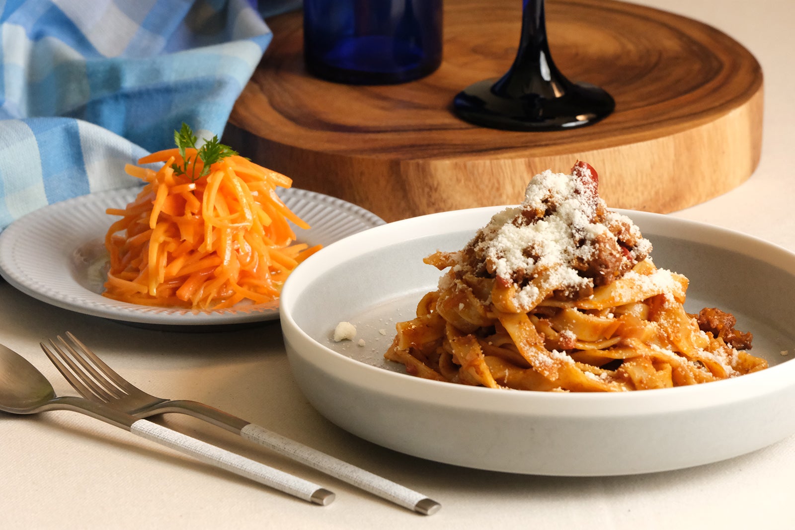 ボロネーゼのパスタ＆キャロット・ラペ（提供画像）