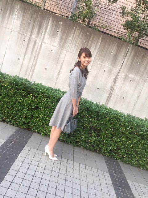 会食があるときなどの私服♪ワンピースやヒールできちんと感を意識します。(提供写真)