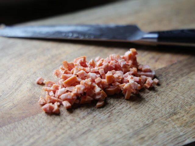 ソーセージまたはベーコンは、みじん切りにしておく。