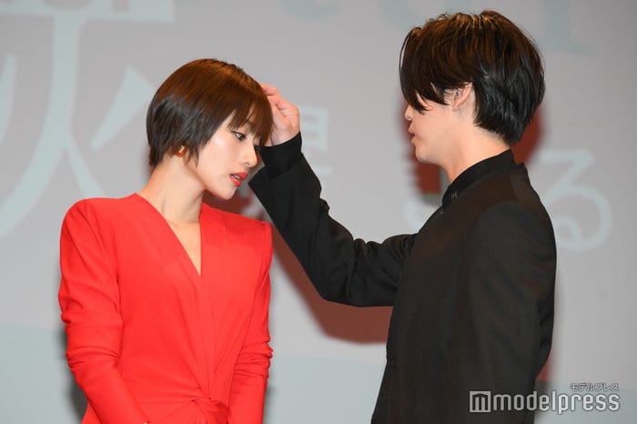 石原の頭についていたごみをスマートに払う亀梨和也/石原さとみ、亀梨和也(C)モデルプレス