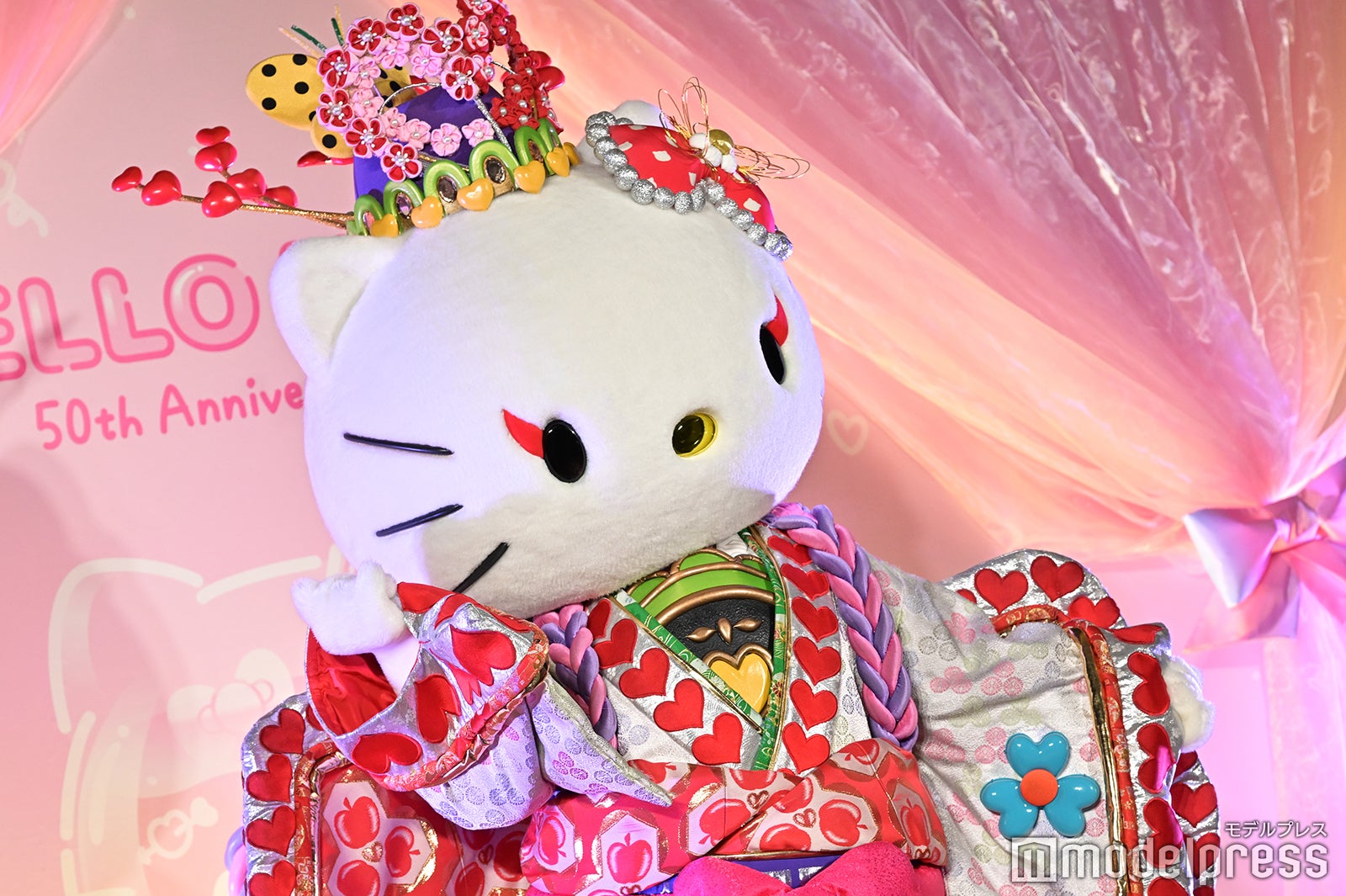 舞うハローキティ（C）モデルプレス