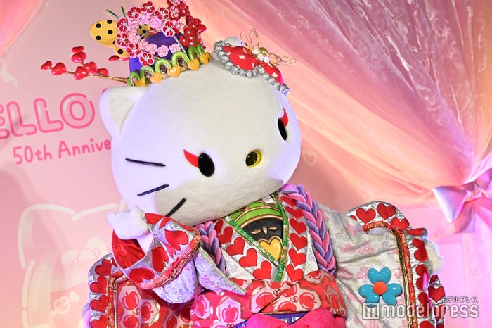 舞うハローキティ(C)モデルプレス