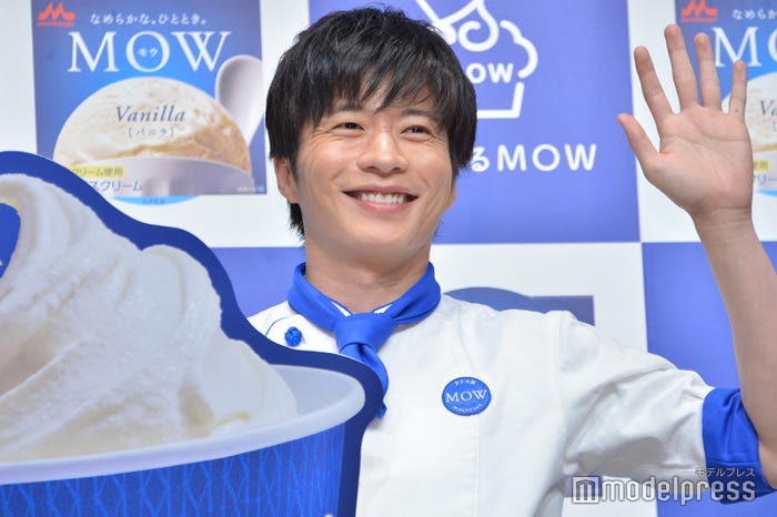 お手振り田中圭(C)モデルプレス