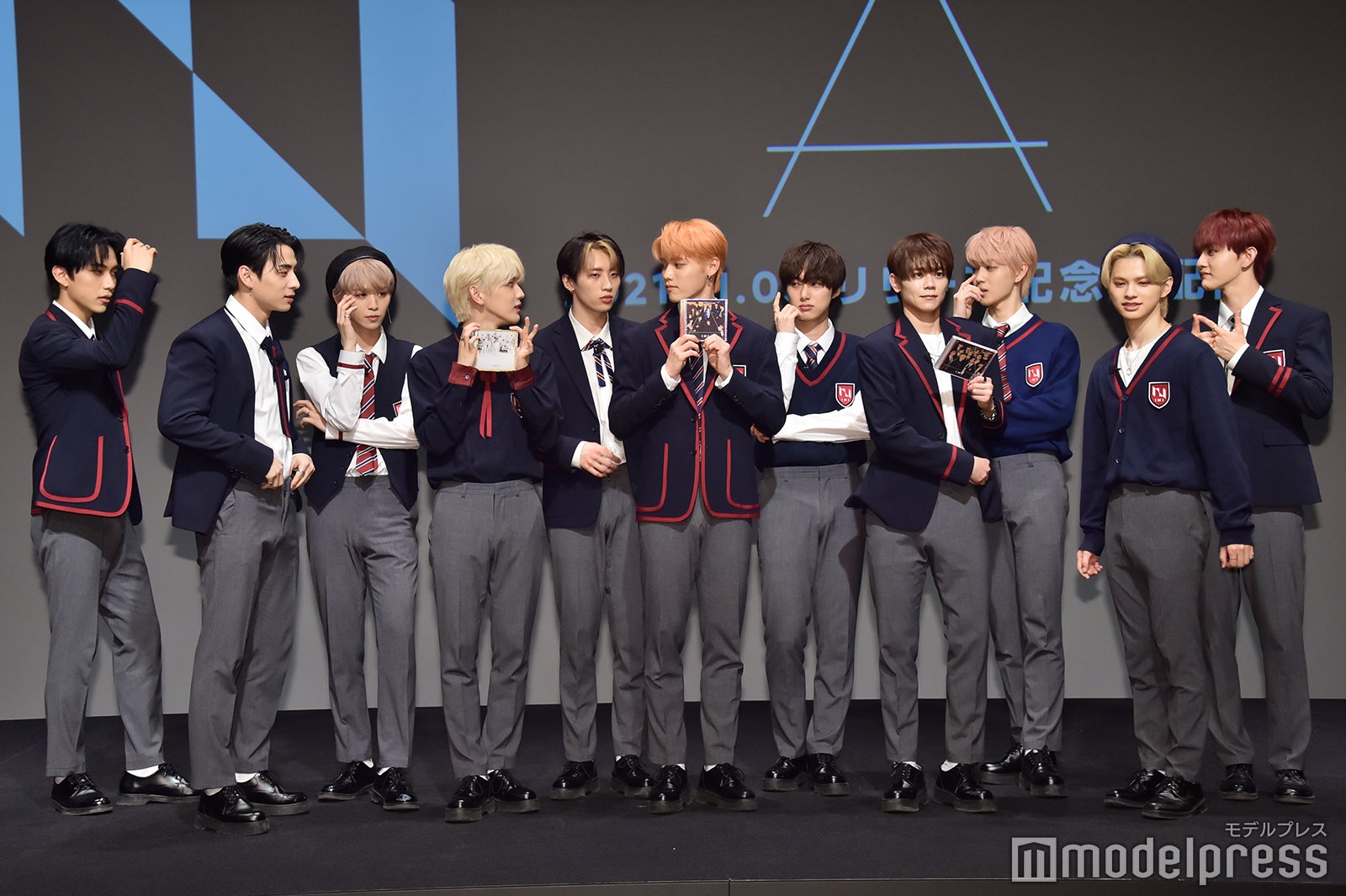 「浪速のプリンス」ポーズを決めようとする後藤威尊、尾崎匠海、佐野雄大と決めポーズに迷うINI （C）モデルプレス