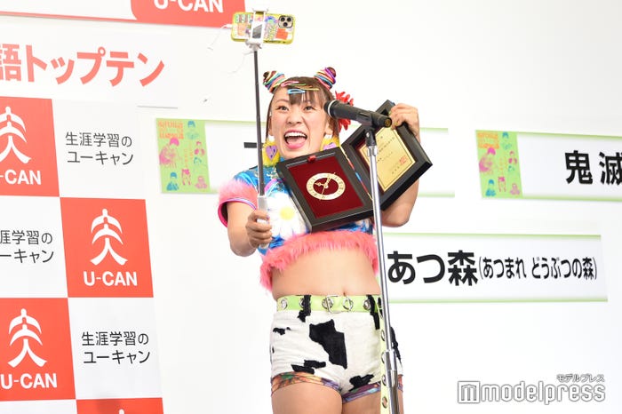 会見で自撮りを始めるフワちゃん(C)モデルプレス