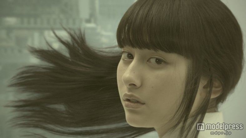 元ももクロメンバー、制服姿で宙吊りに　